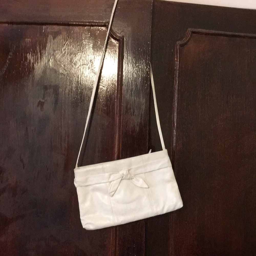 Cute white bag. Nice details.